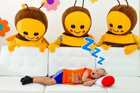 小蜜蜂变成了大怪物闯进了家里，小男孩怎样运用智慧赶走他们？视频封面