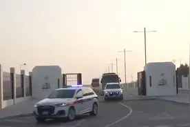 即将回国！现场:阿根廷队携冠军奖杯乘大巴前往多哈机场 警车开道视频封面