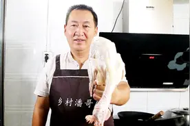 潘哥教你用芋头炒鸡肉，做法简单家常，是一道很不错的下饭菜视频封面