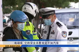 外卖小哥大意追尾汽车  王警官苦口婆心来劝说视频封面