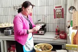 实拍农村20岁女孩相亲成功后，女孩做了啥饭？妈妈说她嫁不出去视频封面