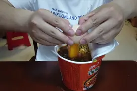 微波炉煮泡面，再加个生鸡蛋，网友：意想不到的美食