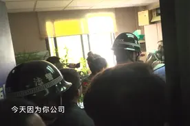 法治：男子将男童撞毁容，拒不赔偿，法官带一车武警上门强制执行视频封面