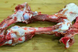 棒子骨不要只会熬汤，川菜师傅教你这样秘制，啃起来是又香又过瘾