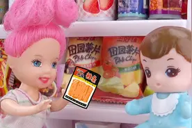 姐姐逛超市，偷偷给弟弟买零食吃视频封面
