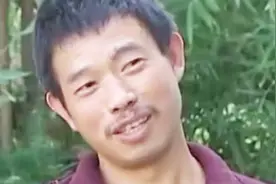 打井现场井水突然沸腾不止，还冒出刺鼻气体，男子差点昏倒在井下视频封面