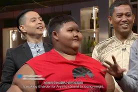 罕见：11岁男孩重达380斤！母亲为出名，不断喂他吃高热量食品视频封面