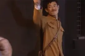 鬼子军官玩花活，把旗袍女吊在房顶，逼着她丈夫开枪！视频封面
