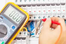 老电工绝活：家里漏电了，如何找出是哪一根电线漏电？方法教给你