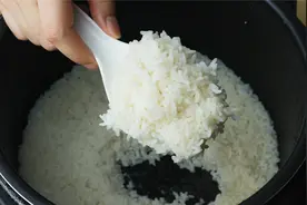 电饭锅蒸米饭，下锅之前多加2步，米饭颗粒分明，松香软糯又好吃视频封面