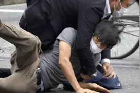 枪杀安倍的嫌犯山上彻也发声：赎罪后想要做些能惠及他人的事视频封面