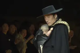 明星走秀集锦：胡兵怀抱婴儿走T台，张亮节目现场演绎模特气质！视频封面