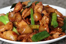 盐煎肉的家常做法，方法简单步骤清晰，成菜干鲜酥嫩，味道鲜美