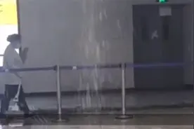 重庆暴雨致当地一轻轨站积水，工作人员：正在抢修 不影响出行视频封面