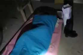 北漂女孩没钱住宿，独自一人在地下室里打地铺视频封面