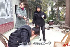 小凤长期看电脑玩手机，眼睛又疼又胀，婆婆用野菊花给儿媳熏眼睛视频封面