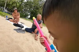 游泳圈翻了也相当危险，游泳圈越紧越危险#户外 #三亚视频封面