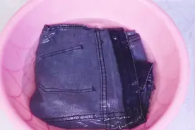 新买的牛仔裤别着急穿，教你用这种水洗一下，不用担心裤子掉色了视频封面