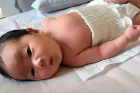 刚睡醒的宝宝找妈妈，看着妈妈一脸渴望，小眼神萌化了视频封面