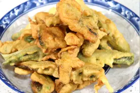 辣椒放进面粉里油锅里炸一下，这样做太好吃了，一口一个好过瘾视频封面