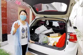 农村小夫妻去购物，花费700元，小媳妇为啥一分钱不出？理由真逗视频封面