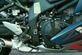 5万！川崎忍者新款250，四缸引擎配ABS，动力强颜值高，油耗5.2视频封面