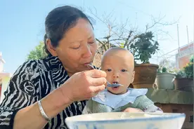 宝宝出生8个多月，母乳不够孩子吃，看看奶奶给孙子吃啥视频封面
