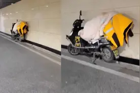 心酸！外卖小哥半夜躺电瓶车上在隧道睡觉视频封面