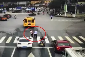 四川一女子强闯马路反扇交警耳光 警方：连打三位民警，已刑拘视频封面