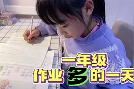 漩漩做英语绘本封面，妈妈陪聪聪写作业，妈妈问她问题她唱歌回应