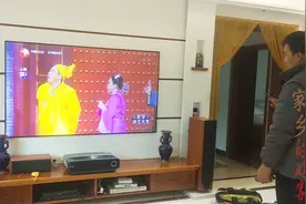 在农村过年，用80寸激光电视看春晚，家里的年味会不会更浓些？
