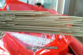 一早发现自己吃的面条变质长满霉点，特殊时期谨防猖狂黑心商家？