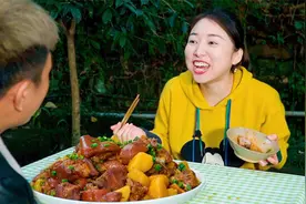 小雨做个红烧猪蹄，满满的胶原蛋白，配上粉面面的土豆，太巴适了