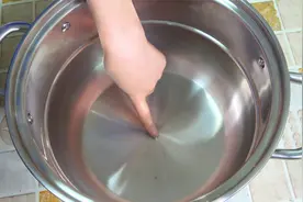 新买的不锈钢锅怎么开锅和保养？30年大厨教我一招，简单又实用视频封面