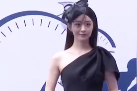 赵丽颖一袭黑裙现身活动，妆发精致略显妩媚，一改产前温婉形象视频封面