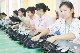 中国工厂实拍，运动鞋制造过程，流水线式作业！视频封面