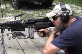 班用武器：M249轻机枪，持续射击不卡壳，游戏里都称它“大菠萝”