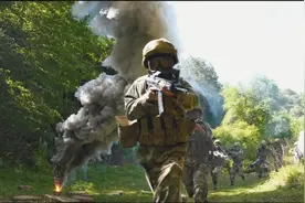 仗怎么打，兵就怎么练！直击“山岳丛林拔点夺要”实弹战术演练视频封面