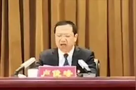 区委书记大会上怒斥干部：企业家为发展拼了命 谁再欺负格杀勿论视频封面