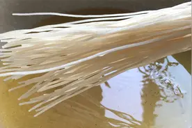 粉丝放入滚烫的油锅里，2秒变美味，平时多做给孩子吃，又酥又香视频封面