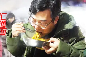 陕西最火爆夜市只卖一种面，8块一份用盆盛，料重量足一吃就饱