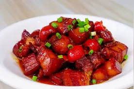 山楂红烧肉的做法，味道清甜不腻，出锅颜色红润，大人小孩都爱吃