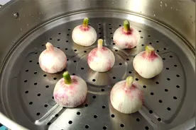 把大蒜上锅蒸一蒸，作用真的太厉害了，活了30年第一次见，收藏视频封面