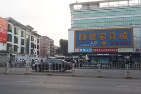 三和女神红姐谈了几个男朋友，都无疾而终，心情低落离开了三和