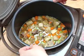 电饭煲排骨焖饭这样做太香了，简单又好吃，无需厨艺，很适合懒人