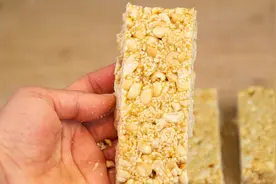 手工花生糖好吃做法，学会这3点窍门，酥脆香甜不粘牙，年货必备视频封面