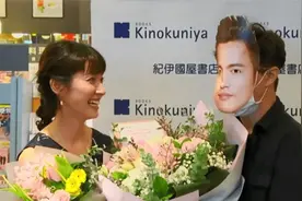 香港娱乐：田中千绘签名会，绯闻男友范逸臣替身送花，笑颜尽露