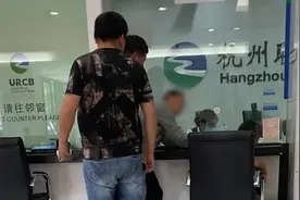 男子逼七旬母亲取钱还账，说好取一万结果要十万，老人崩溃大哭视频封面