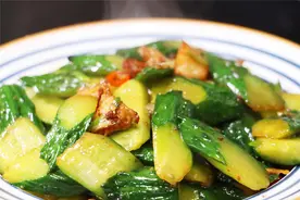 黄瓜和猪肉一起炒简直绝配！做法非常简单，清脆营养有滋味，太赞视频封面