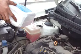 原车防冻液开多久要换？很多车主不知道，别被4S店坑了视频封面